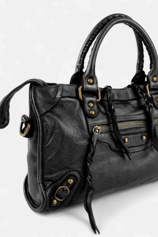 Bolso city motero inspiración detalle de asas trenzadas