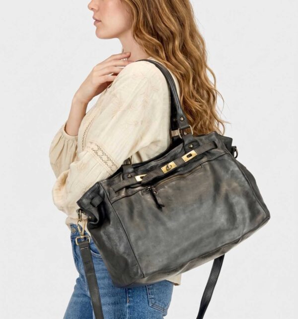 modelo portando el Bolso shopper piel italiano color negro