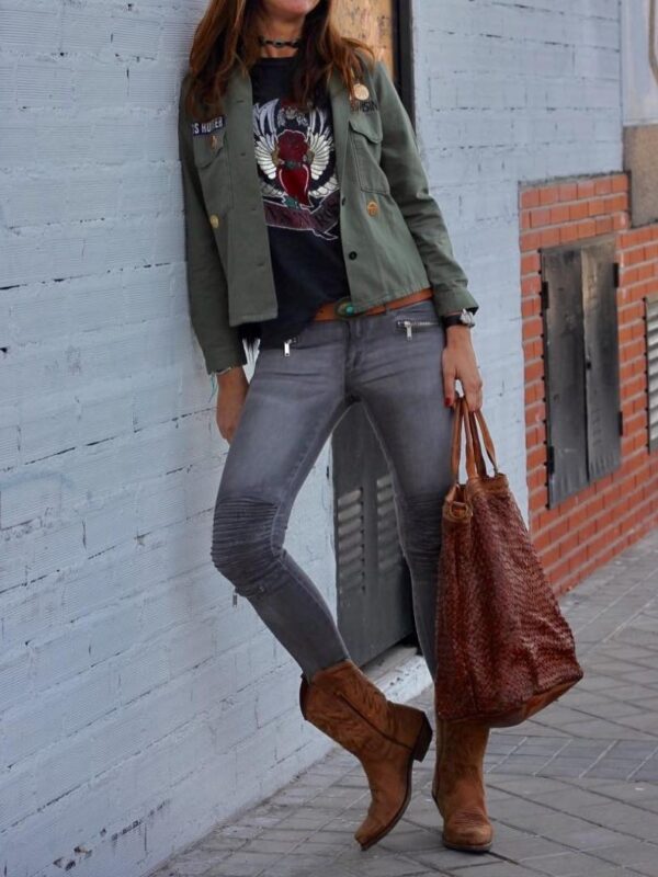 modelo portando el Bolso de piel trenzado grande con un look urbano de tendencia