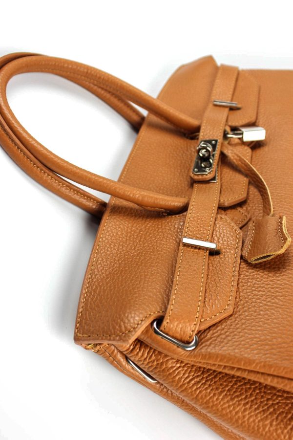 bolso estructurado con candado vista de cerca con detalle de cierre giratorio y llavero con candado