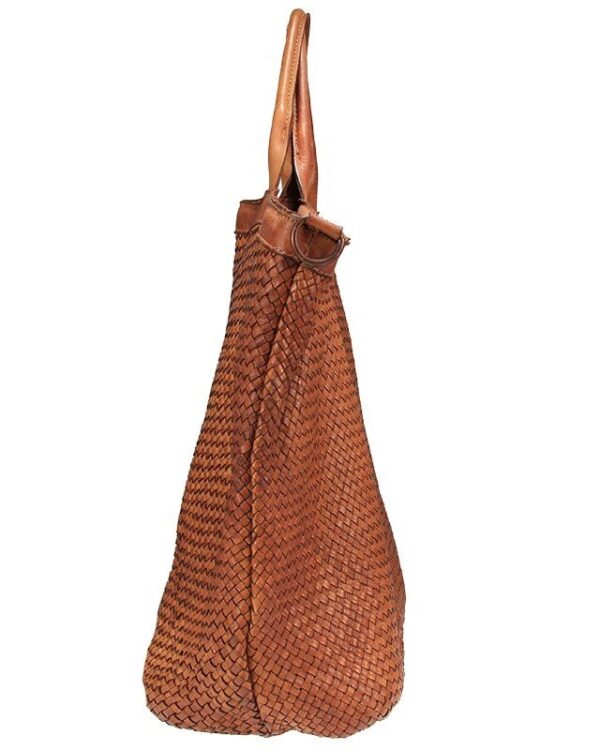 vista lateral del bolso piel trenzado italiano artesano de tendencia con detalle de los tiradores metálicos de latón para colgar el asa larga extríble