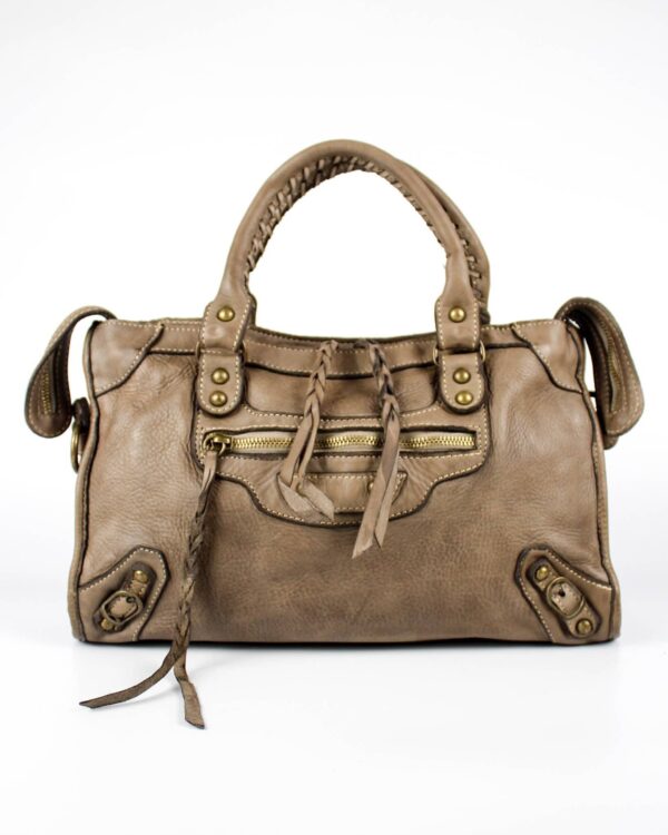 Bolso inspiración city motero , vista frontal con detalle de tachas y hebillas