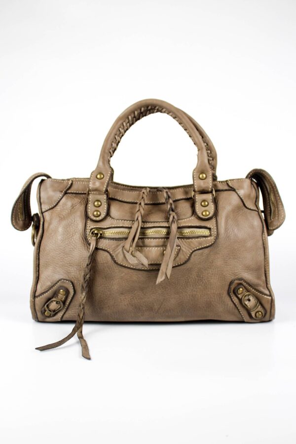 Bolso inspiración city motero , vista frontal con detalle de tachas y hebillas