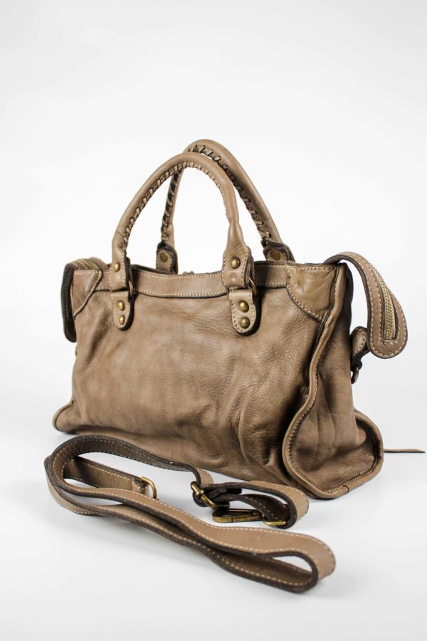 vissta trasera del Bolso inspiración city motero color topo de máxima tendencia. con detalle de asa larga extraíble