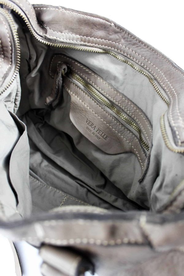 Interior del Bolso inspiración city motero con detalle del forro y bolsillo con cremallera con detalles en piel al tono