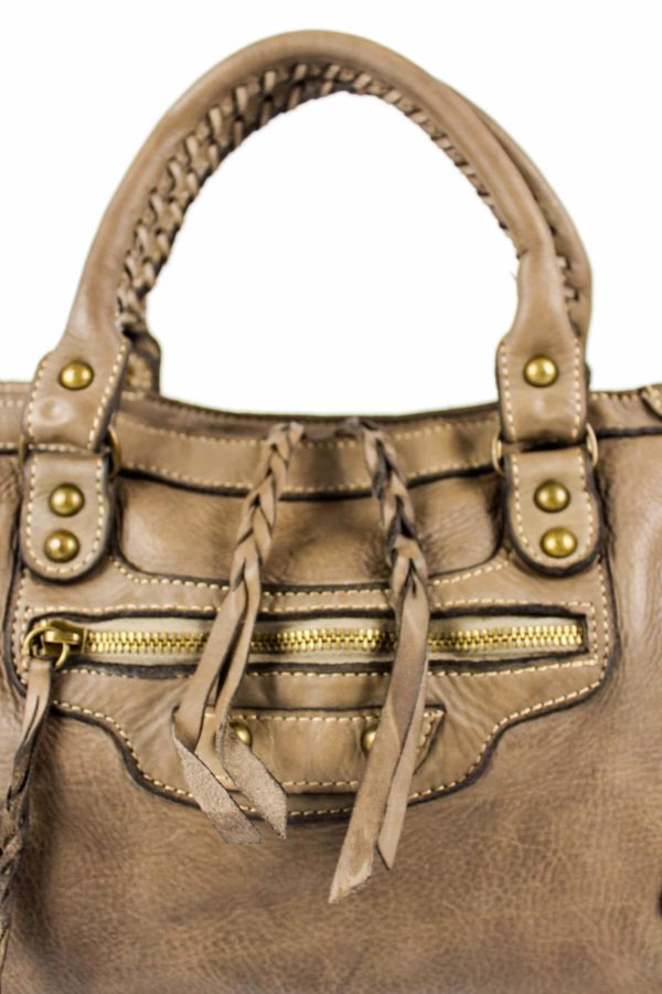 vista ampliada del Bolso inspiración city motero color topo con detalle de cordones trenzados y tachas de latón