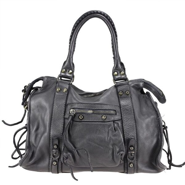 Bolso de piel italiana negra estilo City con tachuelas, flecos y asas trenzadas. Vista frontal