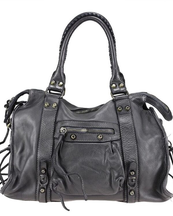 Bolso de piel italiana negra estilo City con tachuelas, flecos y asas trenzadas. Vista frontal