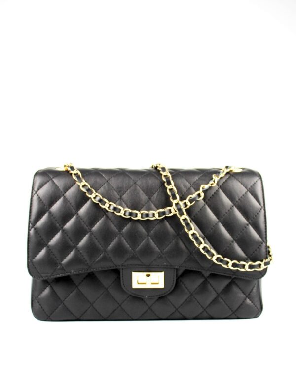 bolso piel acolchada estilo clásico, vista frontal con detalle del asa de cadena dorada entrelazada con piel al tono