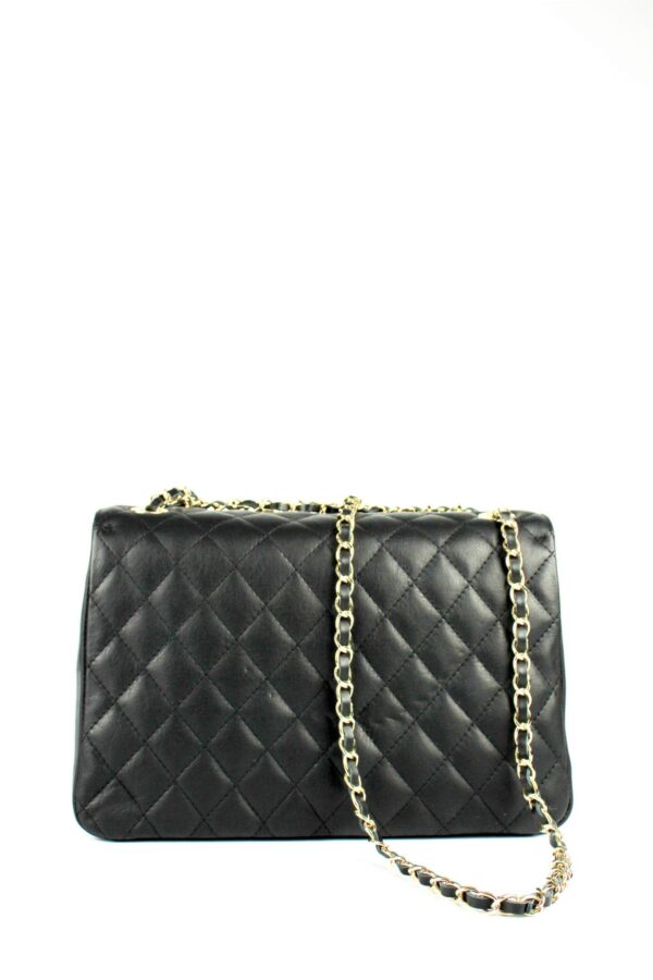 vista trasera del bolso piel acolchada estilo clásico color negro con cadena dorada