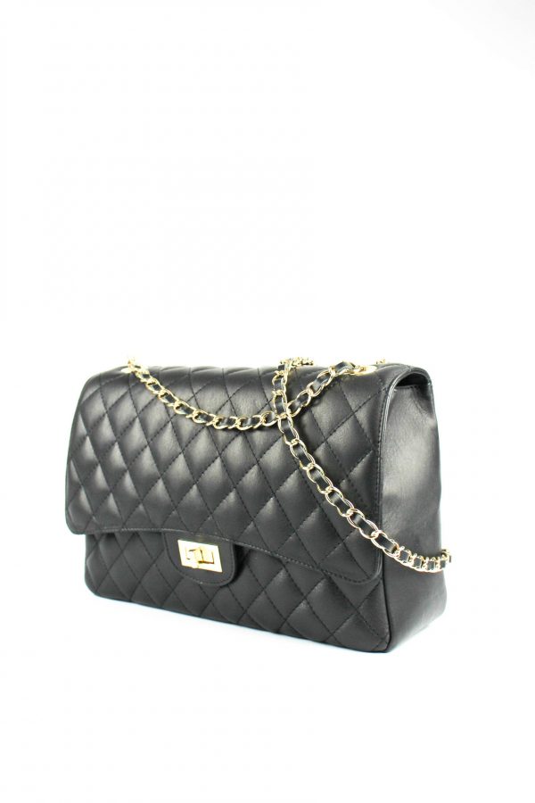 vista lateral del bolso piel acolchada estilo clásico color negro, detalle de la capacidad y el fondo y decorado con su famosa asa de eslabones dorados