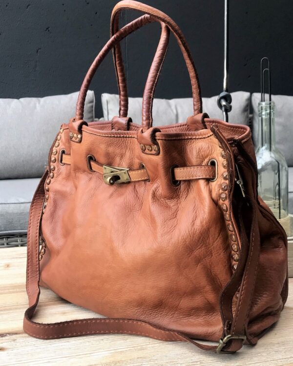 bolso de piel vintage camel vista lateral con detalle de tachas en los laterales
