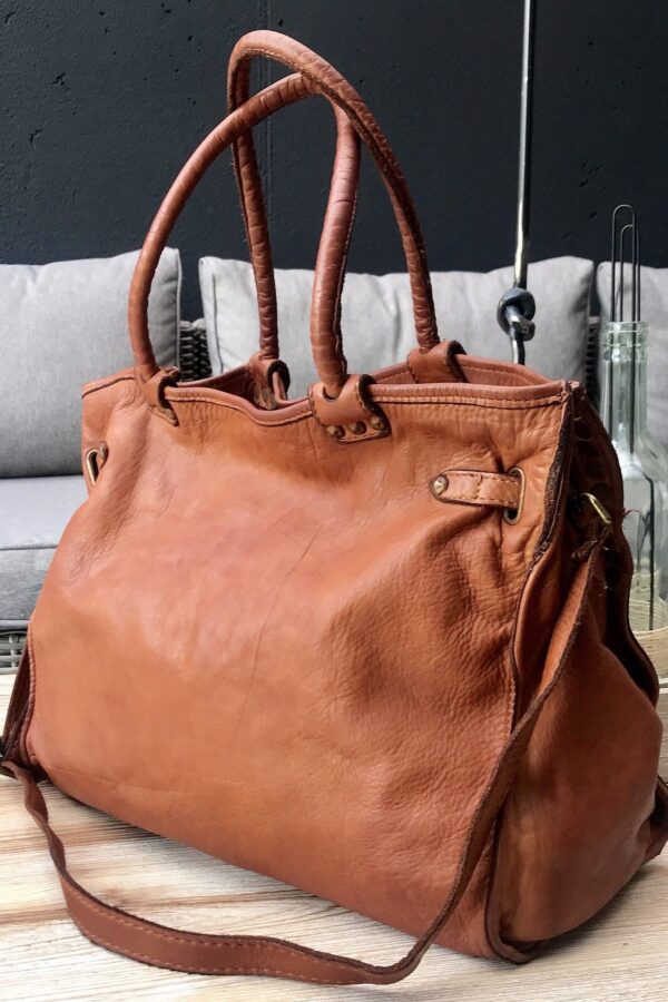 bolso de piel vintage color camel con tachuelas vista trasera