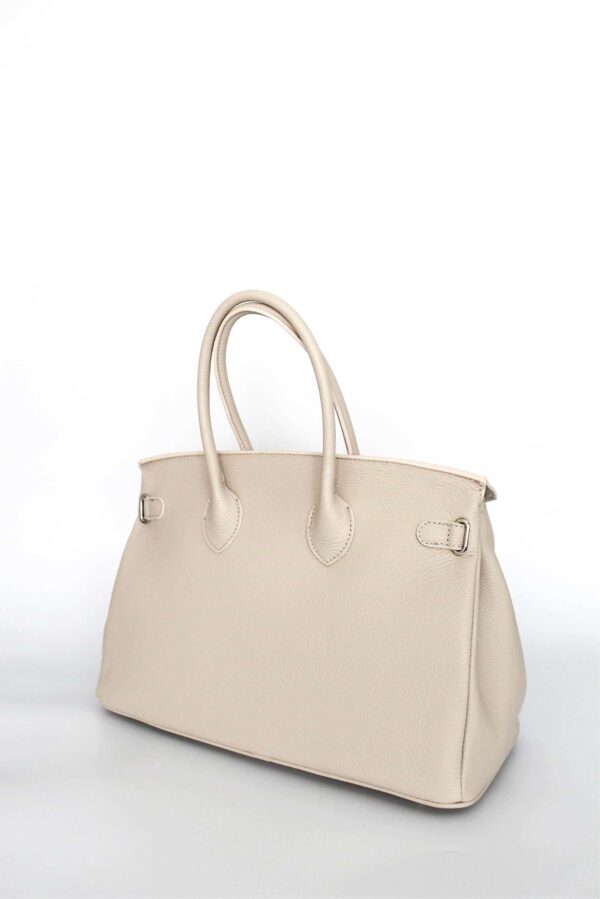 vista trasera de los bolsos icónicos con candado de piel color beige