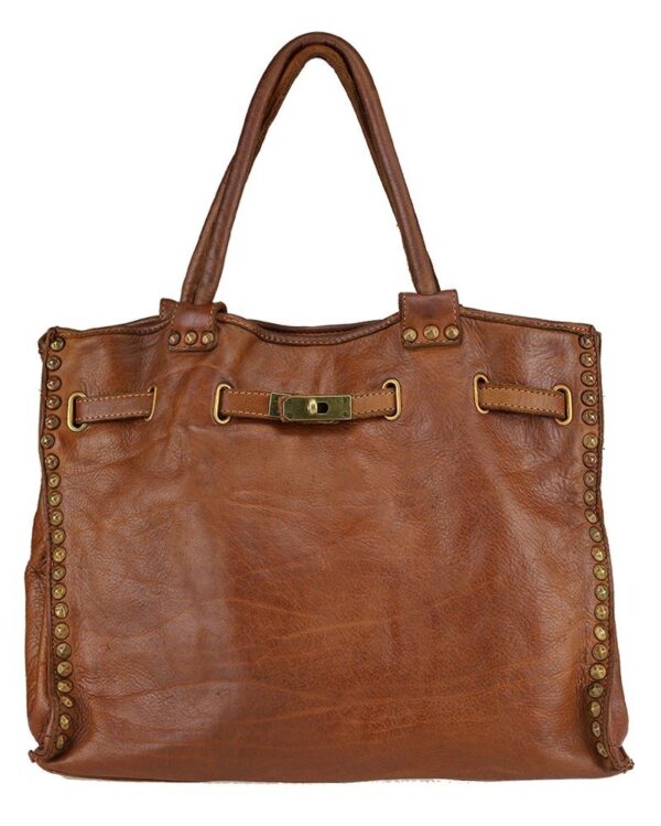bolso de piel vintage con decoración de tachuelas color camel vista de frente