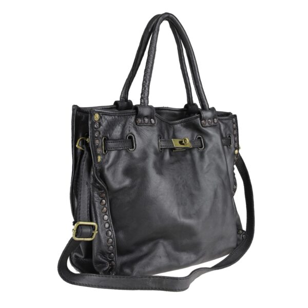 bolso tote piel lavada italiano vista lateral con detalle de las tachuelas decorativas y cierre giratorio