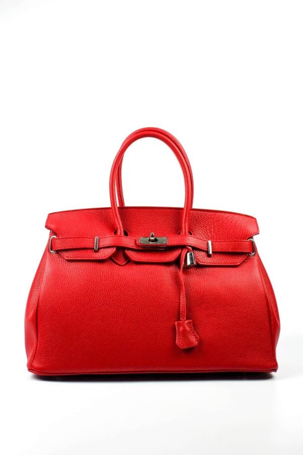 Vista frontal del bolso icónico con candado rojo. Detalle del llavero de piel con llave