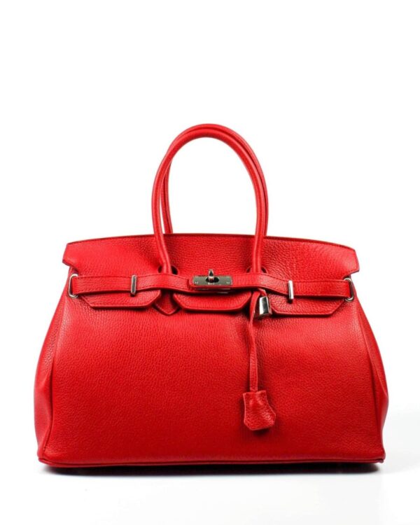 Vista frontal del bolso icónico con candado rojo. Detalle del llavero de piel con llave