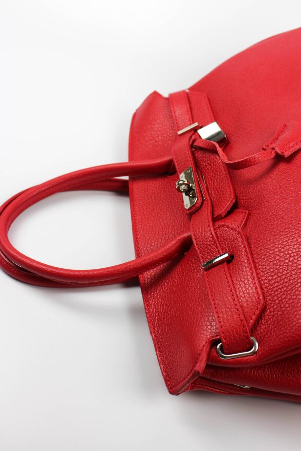 bolso icónico con candado vista detalles solapa y cierres metálicos