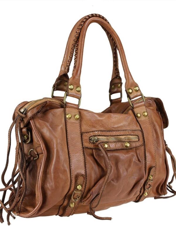 vista lateral del bolso tipo city motero de tendencia con detalle de los cordones decorativos en piel a tono