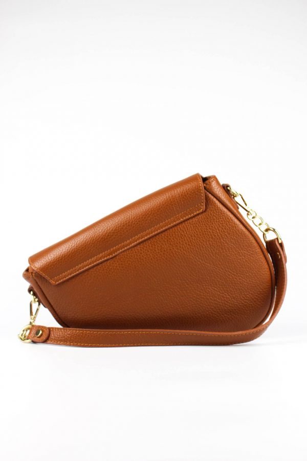 vista trasera del bolso tipo saddle silla de montar camel don detalle del asa corta de mano extraíble
