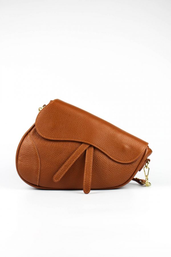 vista frontal del bolso tipo saddle silla de montar color camel de máixima tendencia y lujo silencioso