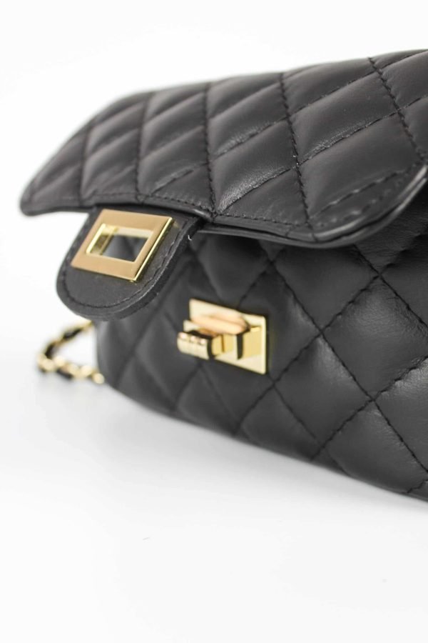bolso piel acolchado pequeño con cadena vista de cerca bolso abierto