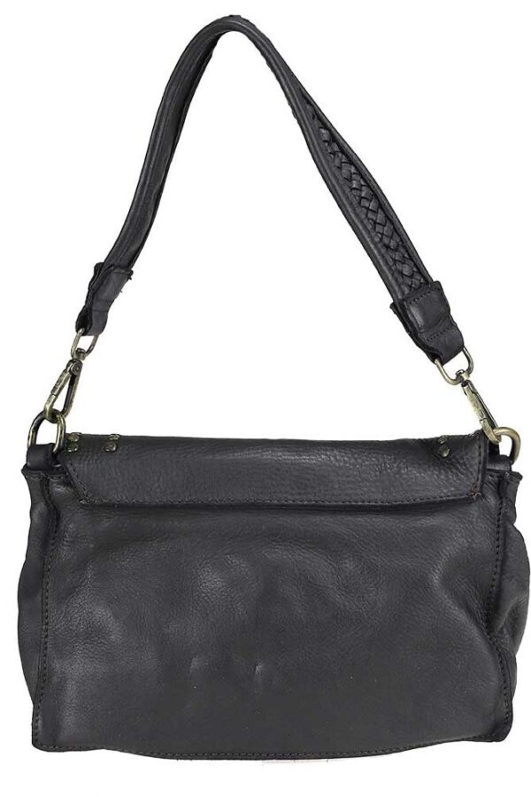 vista trasera del bolso piel lavada vintage negro suspendido en el aire con su asa de hombro trenzada