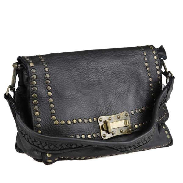 vista lateral del bolso piel lavada vintage con detalle del cierre de pasador en latón envejecido y tachas en la solapa