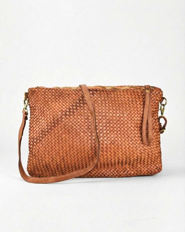 Bolso de mano de piel trenzada con asa larga. Vista frontal