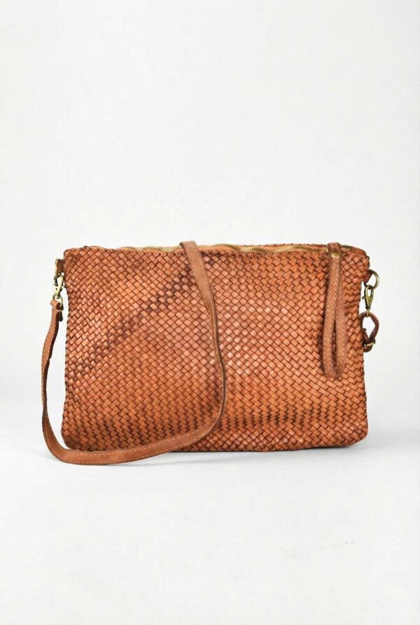 Bolso de mano de piel trenzada con asa larga. Vista frontal