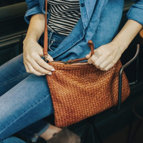 bolso-de-mano-piel-trenzada