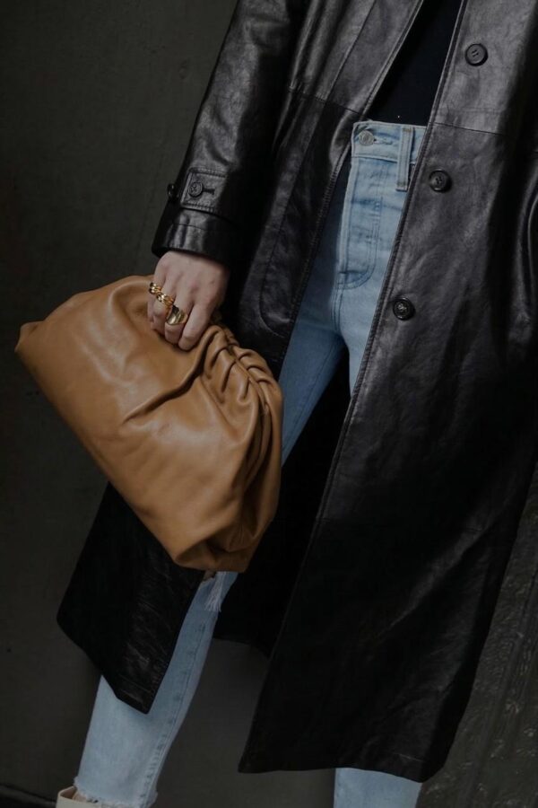 bolsos pouch de frunces con modelo llevando el bolso con un look urbano