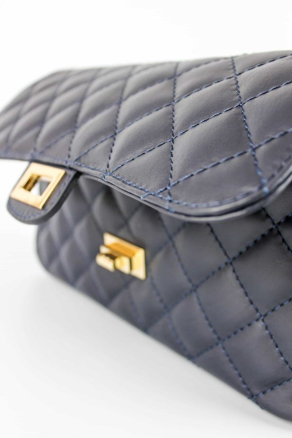 vista de los bolsos acolchados clásicos cadena abierto, con detalle del cierre giratorio dorada de calidad. máxima tendencia