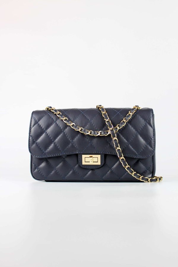 bolsos acolchados clásicos con cadena, vista frontal con detalle del asa de cadena entrelazada en piel al tono.