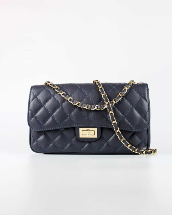 bolsos acolchados clásicos con cadena, vista frontal con detalle del asa de cadena entrelazada en piel al tono.