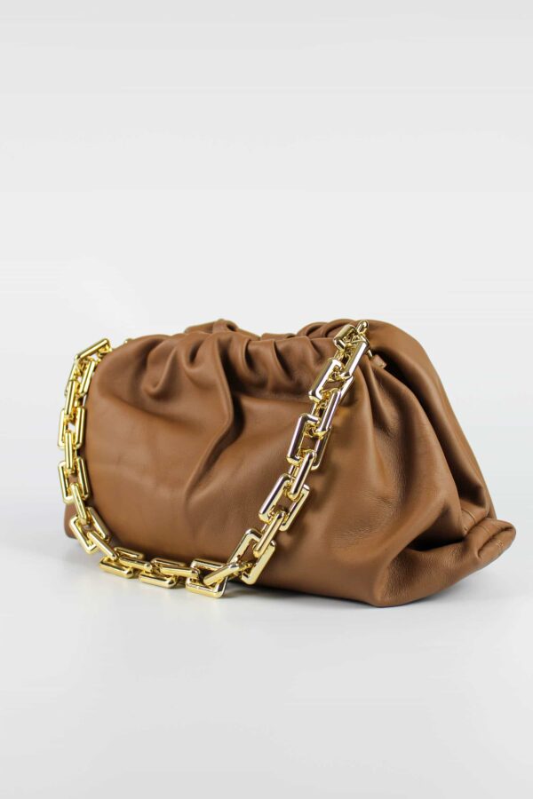 bolsos pouch de inspiracion con asa de cadena dorada