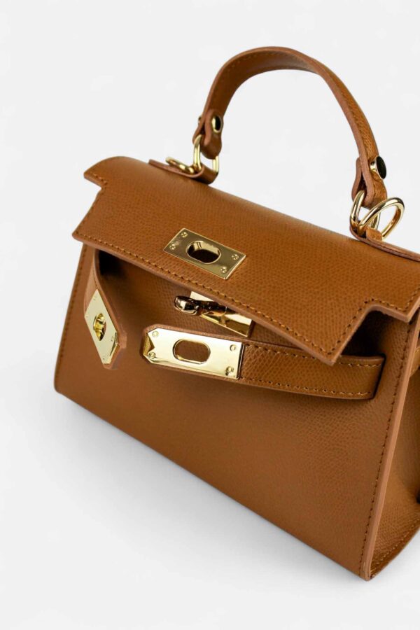 vista del bolso icónico estructurado pequeño camel abierto con detalle de herrajes dorado y tiras de piel a tono