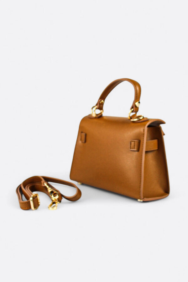 vista trasera del bolso icónico estructurado pequeño camel