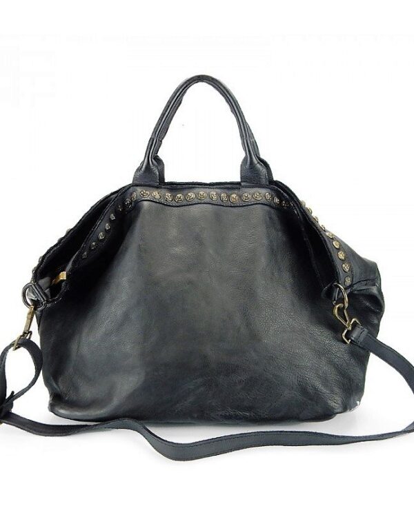 Bolso shopper de piel lavada italiana negro, con detalle de tachas en la embocadura vista de frente.