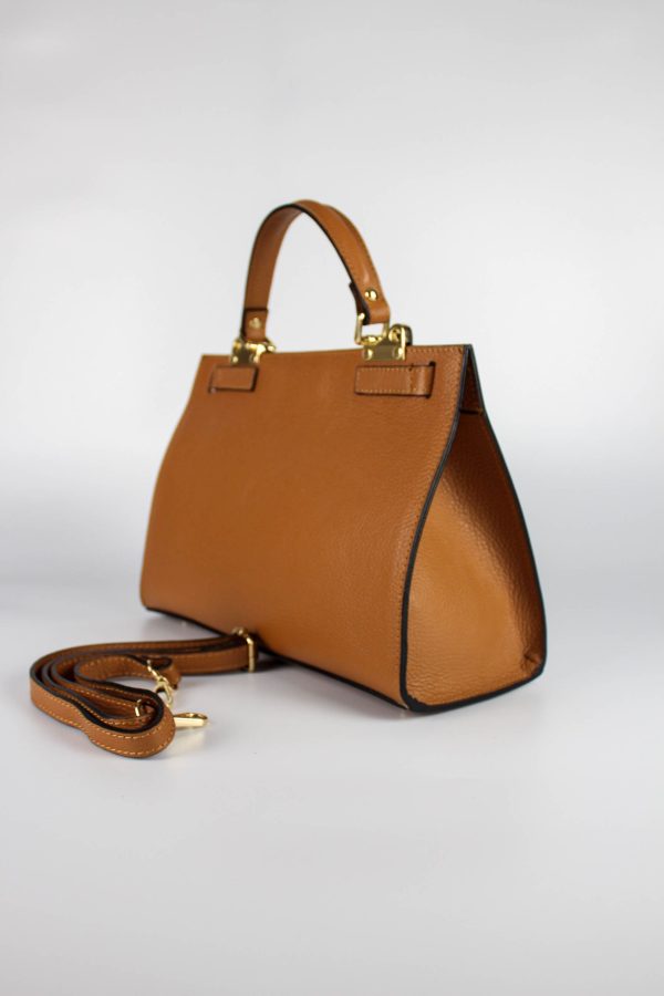 bolso trapezoidal camel de asa superior y bandolera extraíble vista trasera