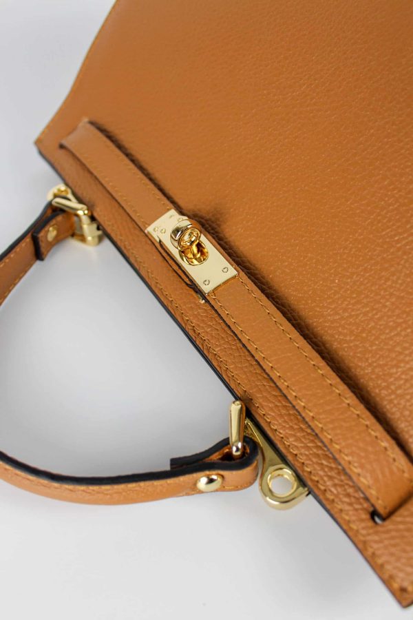 bolso trapezoidal de piel dellate de correas y cierrre dorado giratorio