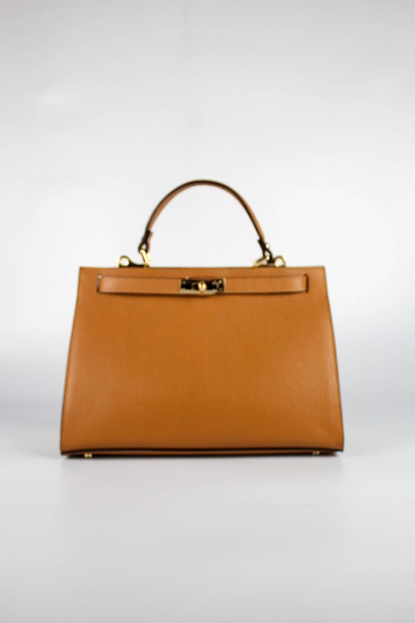 Bolso de mano estructurado en piel genuina color camel con asa superior y silueta trapezoidal