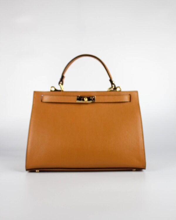 Bolso de mano estructurado en piel genuina color camel con asa superior y silueta trapezoidal