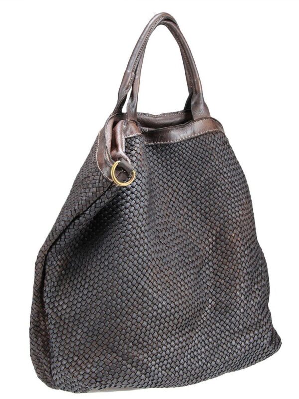vista de lado del bolso trenzado italiano chocolate con un diseño shopper grande y detalle de las 2 asas de mano