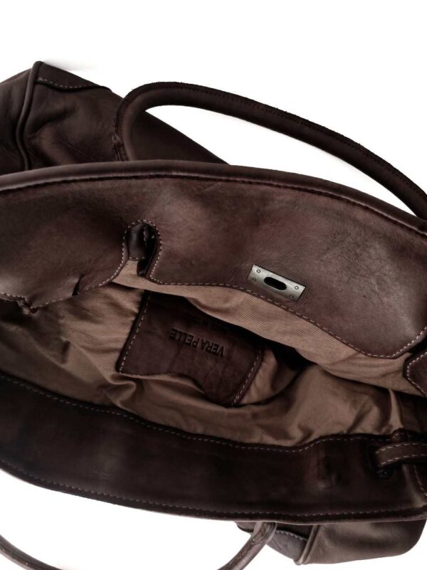 Interior del Bolso de piel vintage artesano marrón chocolate. Detalle del forro con detalles en piel