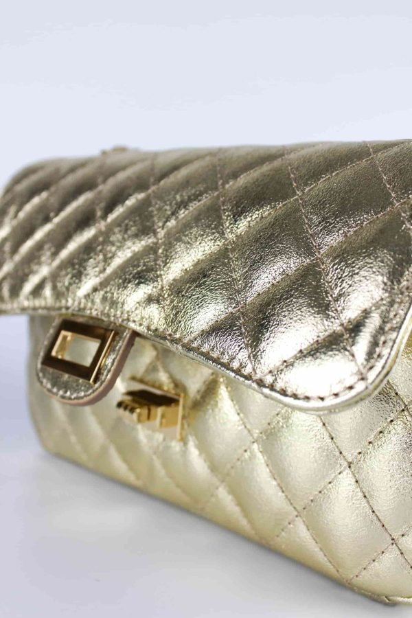 Bolso icónico piel acolchada vista del bolso abierto con detalle del cierre giratorio dorado