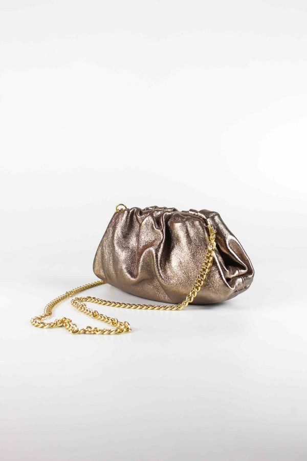 bolso fruncido dorado vista lateral con asa larga de cadena dorada