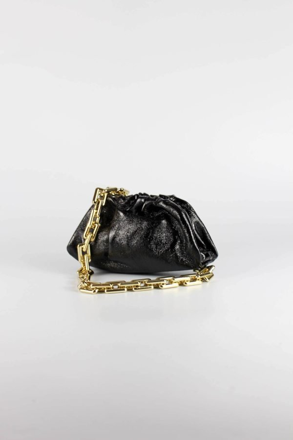 bolso fruncido piel negro vista lateral con cadena de eslabones dorada