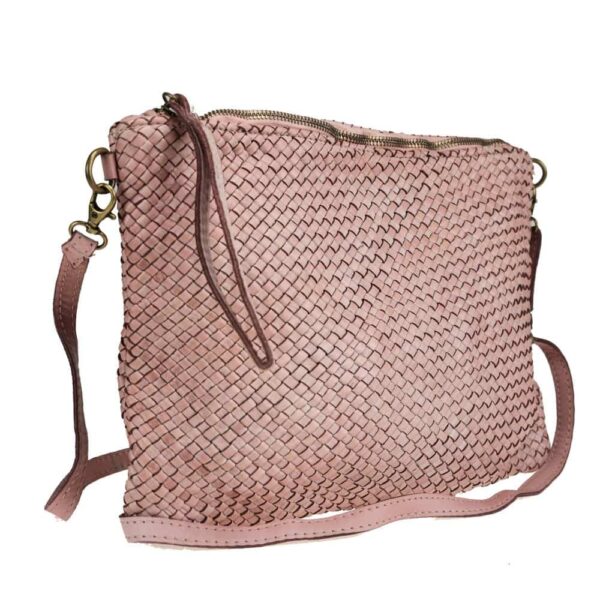Bolso de mano trenzado vista lateral detalle del asa corta de mano